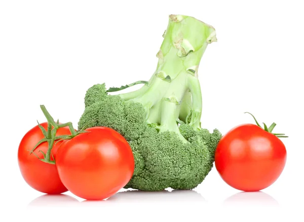 Brócolos frescos e três tomates suculentos vermelhos isolados nas costas brancas — Fotografia de Stock