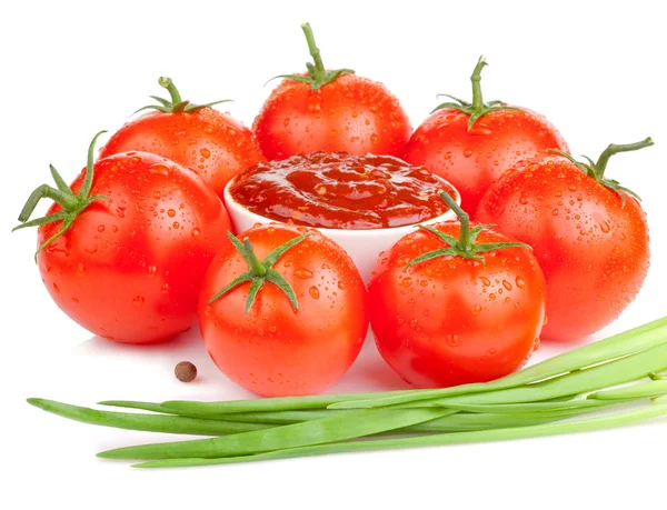 Ciotola con salsa di pomodoro, pomodori maturi succosi bagnati e Scalli freschi — Foto Stock