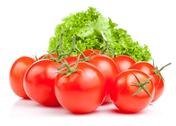 Čerstvá červená rajčata a salát izolovaných na bílém pozadí — Stock fotografie