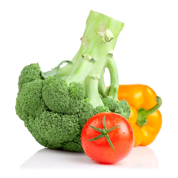 Beyaz backgr izole brokoli, domates ve sarı dolmalık biber — Stok fotoğraf