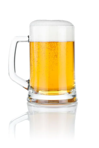 Caneca de cerveja fresca isolada sobre um fundo branco — Fotografia de Stock