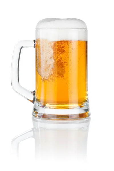 Despeje cerveja fresca em caneca isolada sobre um fundo branco — Fotografia de Stock