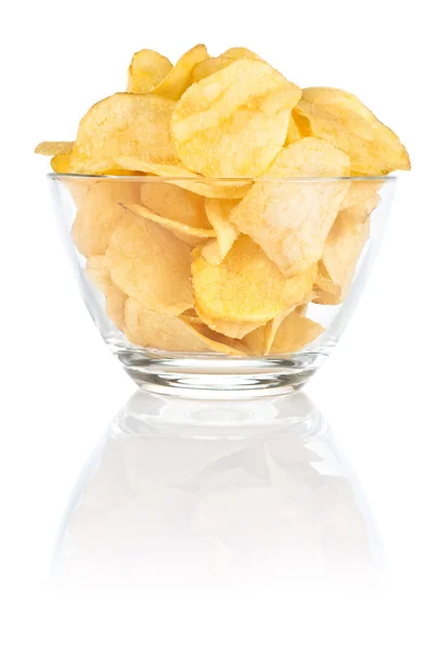 Glasschale mit Haufen Kartoffelchips auf weißem Hintergrund — Stockfoto