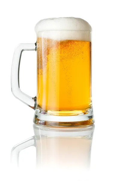 Taza de cerveza fresca con tapa de espuma aislada sobre fondo blanco — Foto de Stock