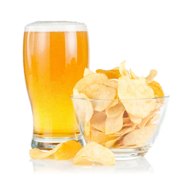 Glas frisches Bier und Schüssel mit Kartoffelchips auf einem Whit — Stockfoto
