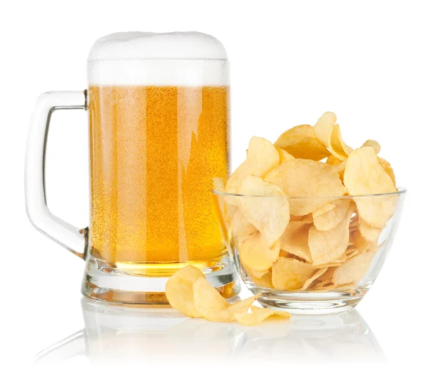 Becher mit frischem Bier und Schüssel mit Kartoffelchips auf einem weißen — Stockfoto