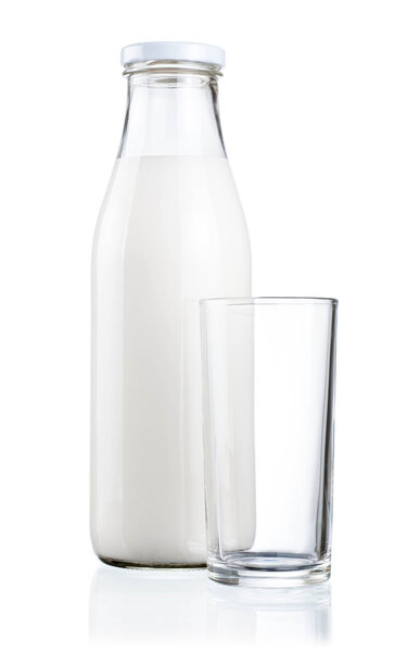 Бутылка свежего молока и чистый стакан, изолированные на белом бэкгро
