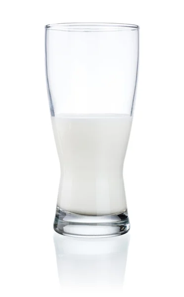 Полстакана свежего молока на белом фоне — стоковое фото