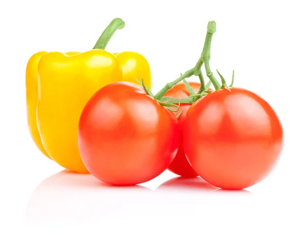 Zoete gele paprika en drie wijnstokras sappige verse tomaat isola — Stockfoto