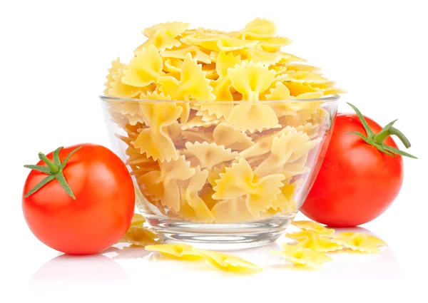 Italienische Pasta mit zwei Tomaten isoliert auf weißem Hintergrund — Stockfoto