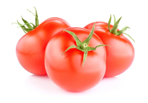 Три спелых красных помидора на белом фоне — стоковое фото