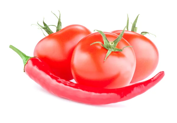Τρεις ώριμες ντομάτες κόκκινο και κόκκινη καυτερή πιπεριά, απομονωμένη σε ένα λευκό β — Φωτογραφία Αρχείου