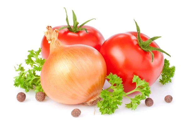 Dos tomates rojos, bulbos de cebolla, perejil y pimienta de Jamaica aislados —  Fotos de Stock