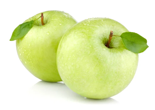 Två gröna äpplen med blad och droppar vatten isolerad på en wh — Stockfoto