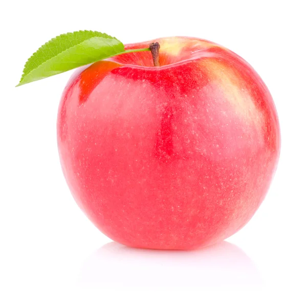 Ett rött saftigt äpple med gröna blad på vit bakgrund — Stockfoto