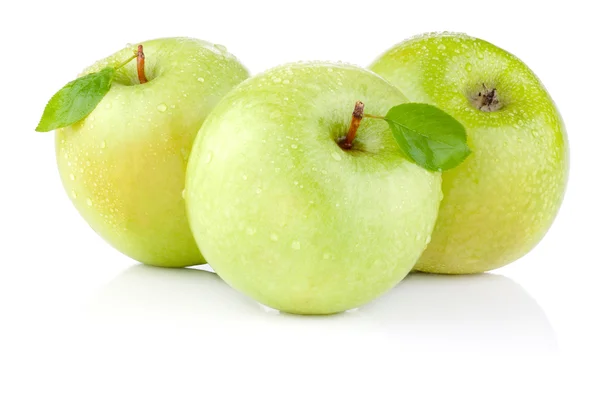 Tre äpplen med gröna blad och vattendroppar på en vit bakgrunds — Stockfoto