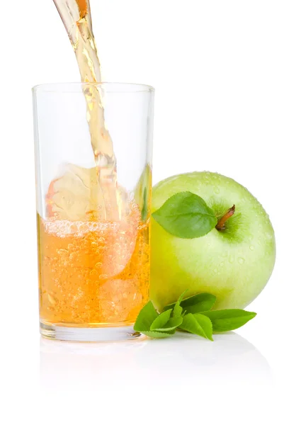 Pouring apple juice into a glass, green apples with green leaf o — Stock Photo, Image