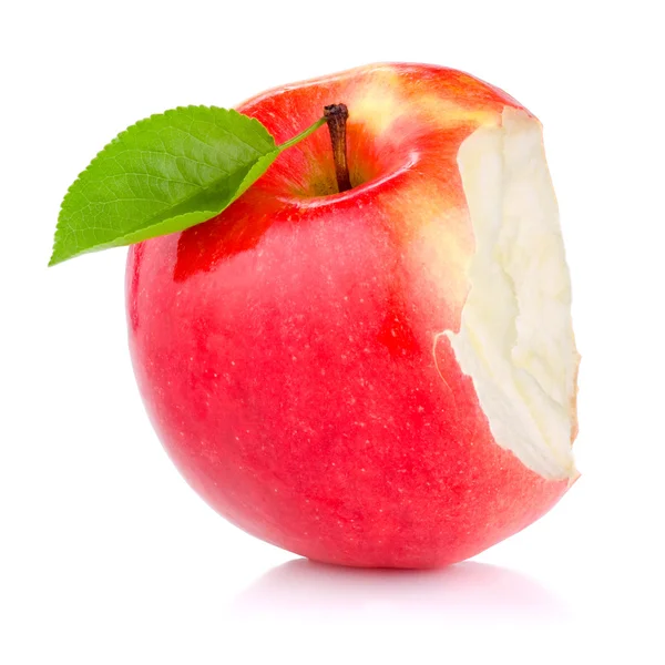 Укушенное красное яблоко с зеленым листом, изолированным на белом бэкгро — стоковое фото