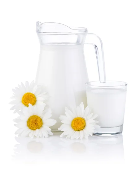 Jug fresh milk, glass and three chamomile flowers isolated on wh — Stock Photo, Image