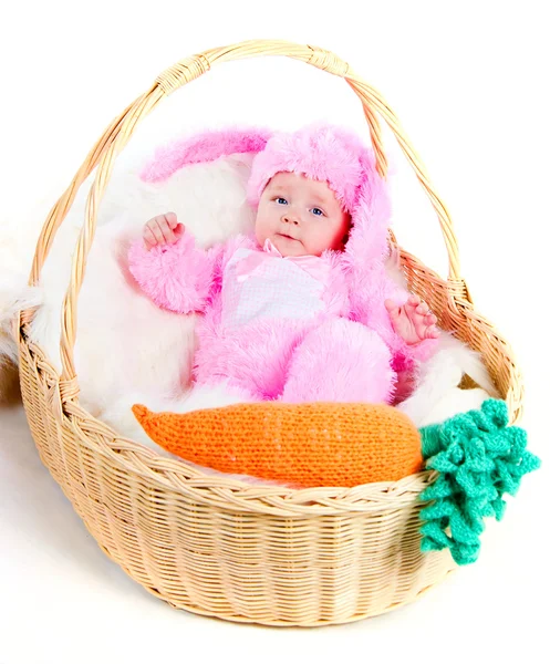 Sjovt nyfødt baby klædt i påskeharedragt - Stock-foto