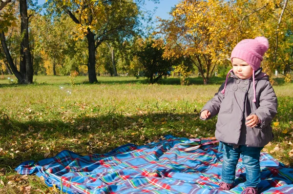 Den lilla flicka spelar parken — Stockfoto