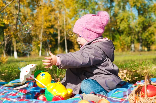 The little girl playing park — Stok fotoğraf