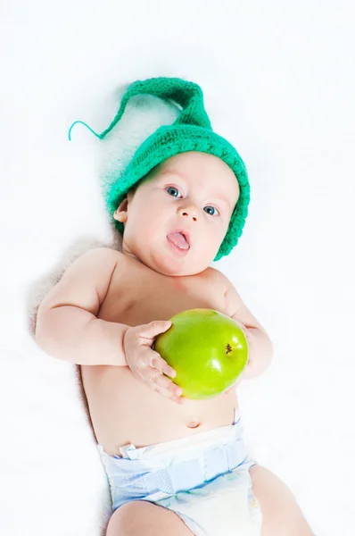 A criança em um gorro verde — Fotografia de Stock
