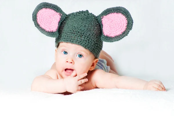 Το διασκεδαστικό παιδί - ένα μικρό ποντίκι — Φωτογραφία Αρχείου