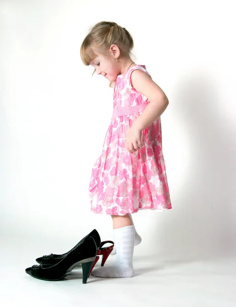 A menina e os sapatos — Fotografia de Stock