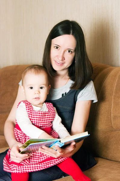 Anne kızı için okuma — Stok fotoğraf