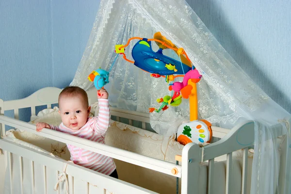 Bebê em crianças a uma cama — Fotografia de Stock