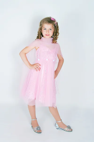 Het meisje in een roze jurk — Stockfoto