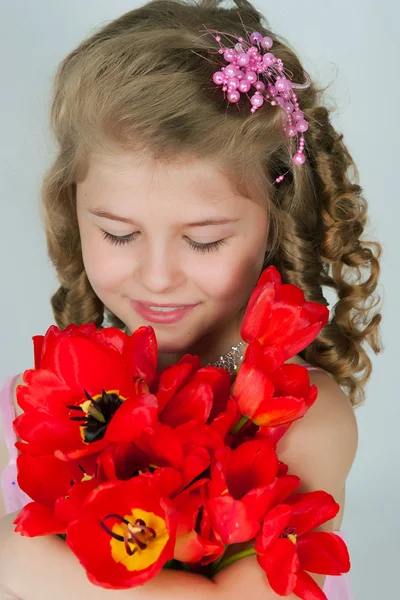Meisje met een boeket tulpen — Stockfoto