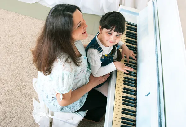 Piyano dersleri - anne ve kızı — Stok fotoğraf