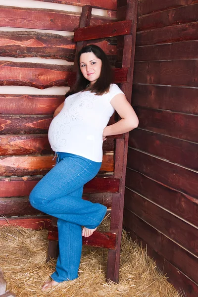 Hamile kadın bir mow doğum — Stok fotoğraf