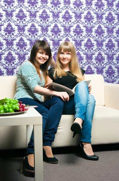 Two girlfriends — Stock Photo, Image