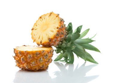 Olgun ananas dilimlenmiş