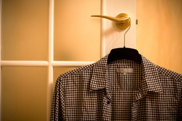 Skjorta på galge — Stockfoto