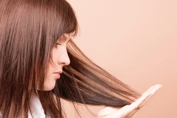 Mulher tocando seu cabelo — Fotografia de Stock
