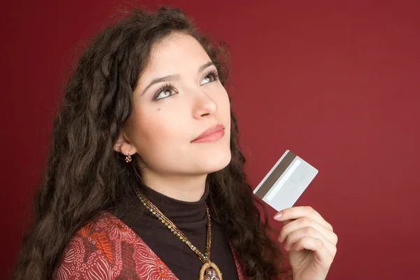 Junge Frau zeigt Kreditkarte — Stockfoto