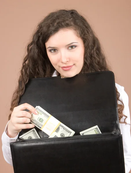 Νεαρή γυναίκα δείχνει χρήματα — Φωτογραφία Αρχείου