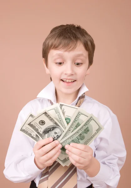 Genç işadamı gösteren para — Stok fotoğraf