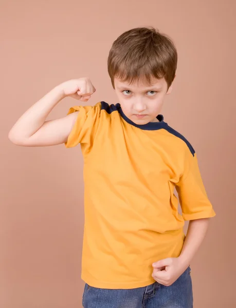 年轻的男孩炫耀他的肌肉 — 图库照片