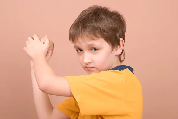 Young boy throwing a ball — Stock Photo, Image