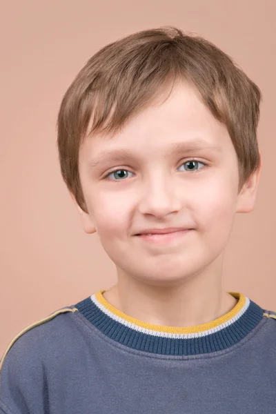 年轻的男孩微笑肖像 — 图库照片