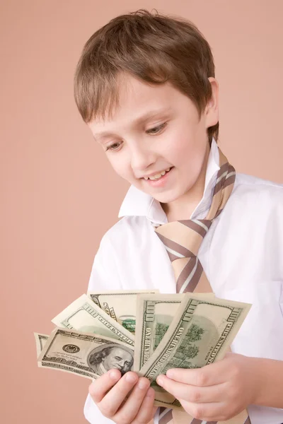Jovem empresário mostrando dinheiro — Fotografia de Stock