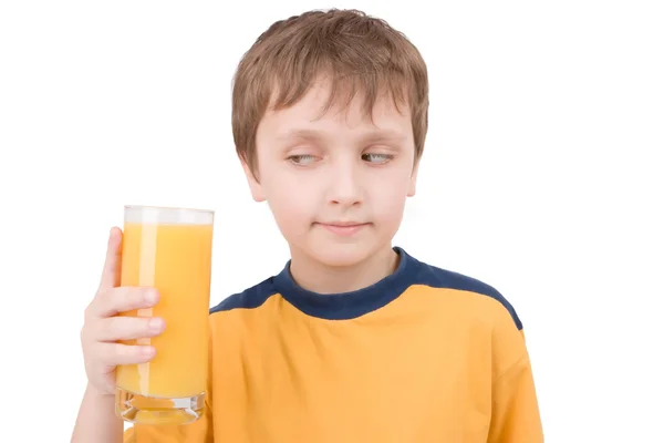 Jovem com suco de laranja — Fotografia de Stock