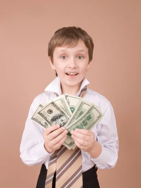 Молодой бизнесмен показывает деньги — стоковое фото