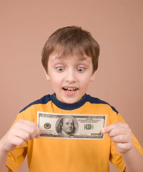 Jeune garçon montrant de l'argent — Photo