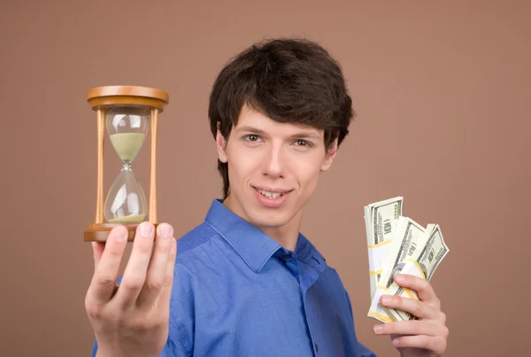 Молодой бизнесмен с песком и деньгами — стоковое фото